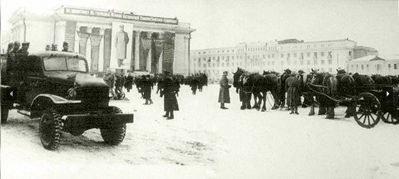 Город Киров Театральная площадь 1943 год. В центре здание Драмтеатра.