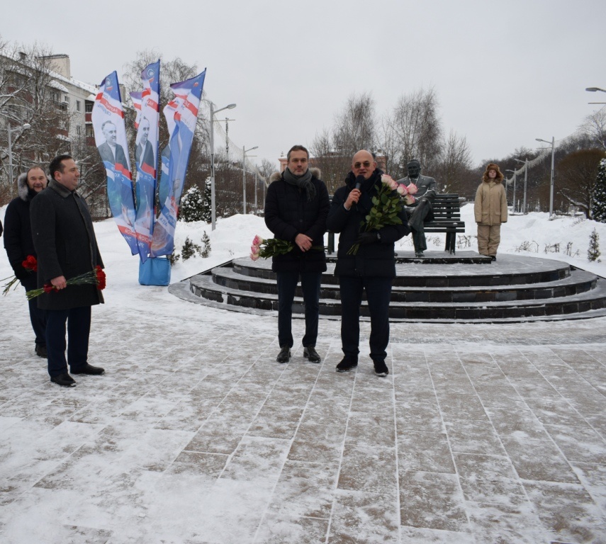 Внуки конструктора Королева С.П.  Андрей Вадимович и Сергей Вадимович Королевы на митинге благодарят народ города за сохранение памяти о их великом предке.