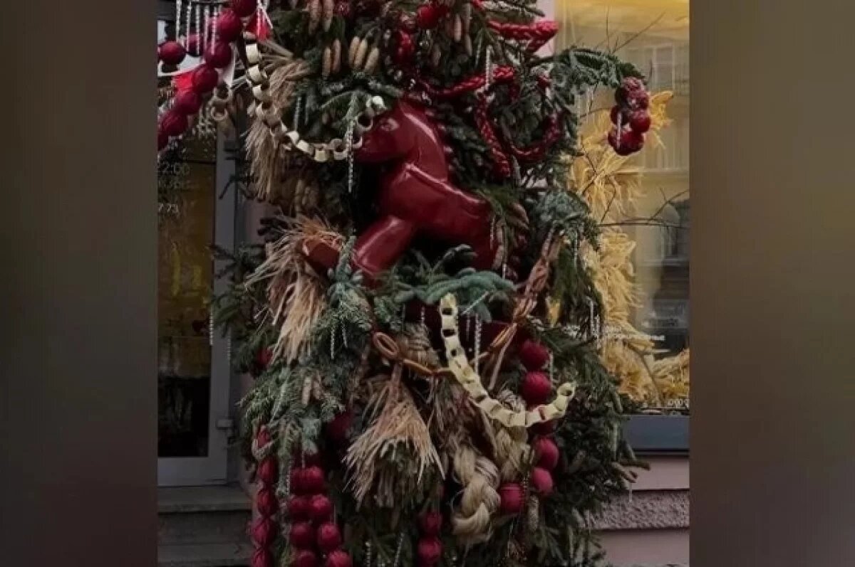    В Петербурге попросили убрать украшения, которые сочли кощунственными