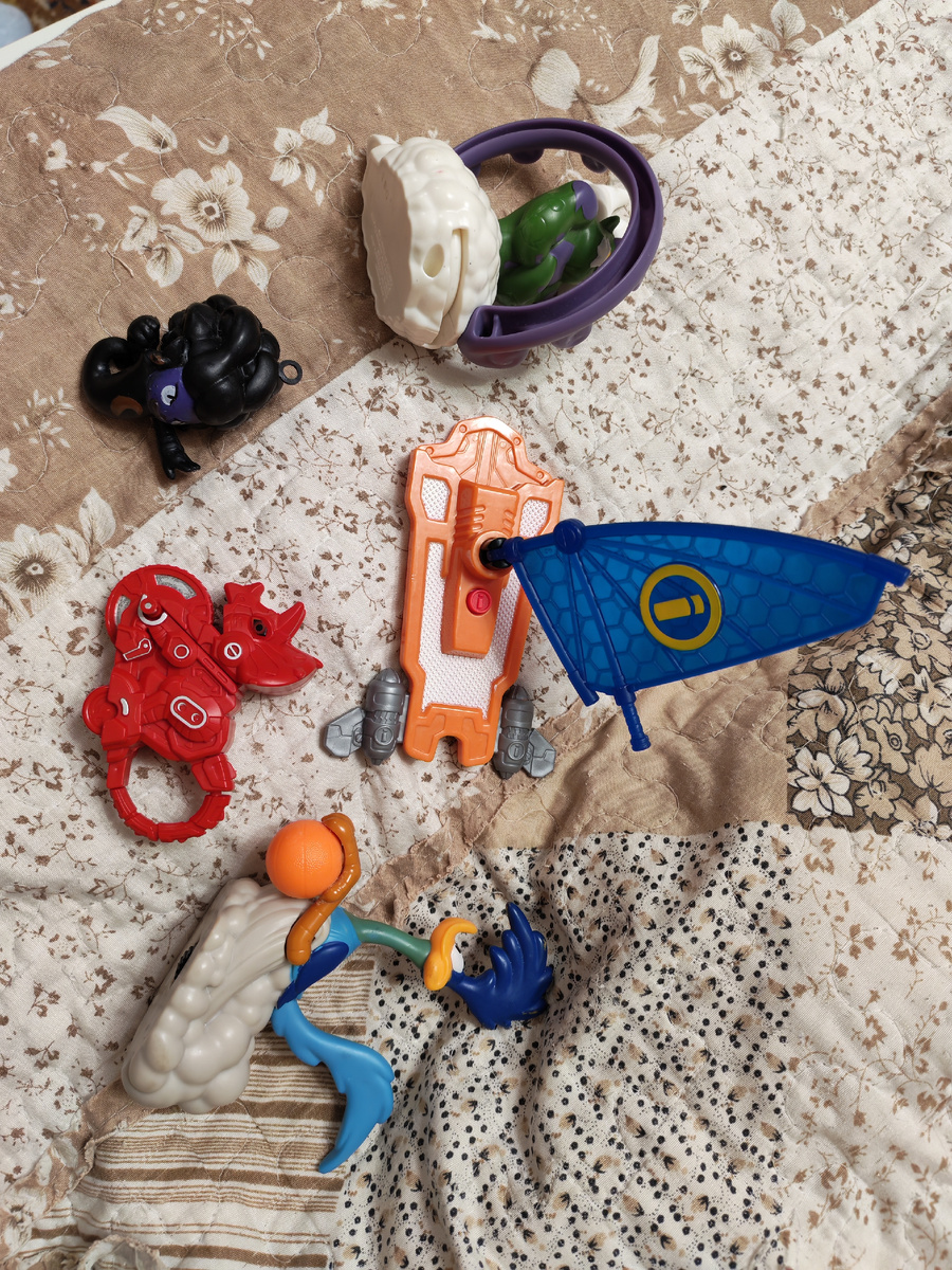 Игрушки тоже отправятся в контейнер приёма б/у вещей