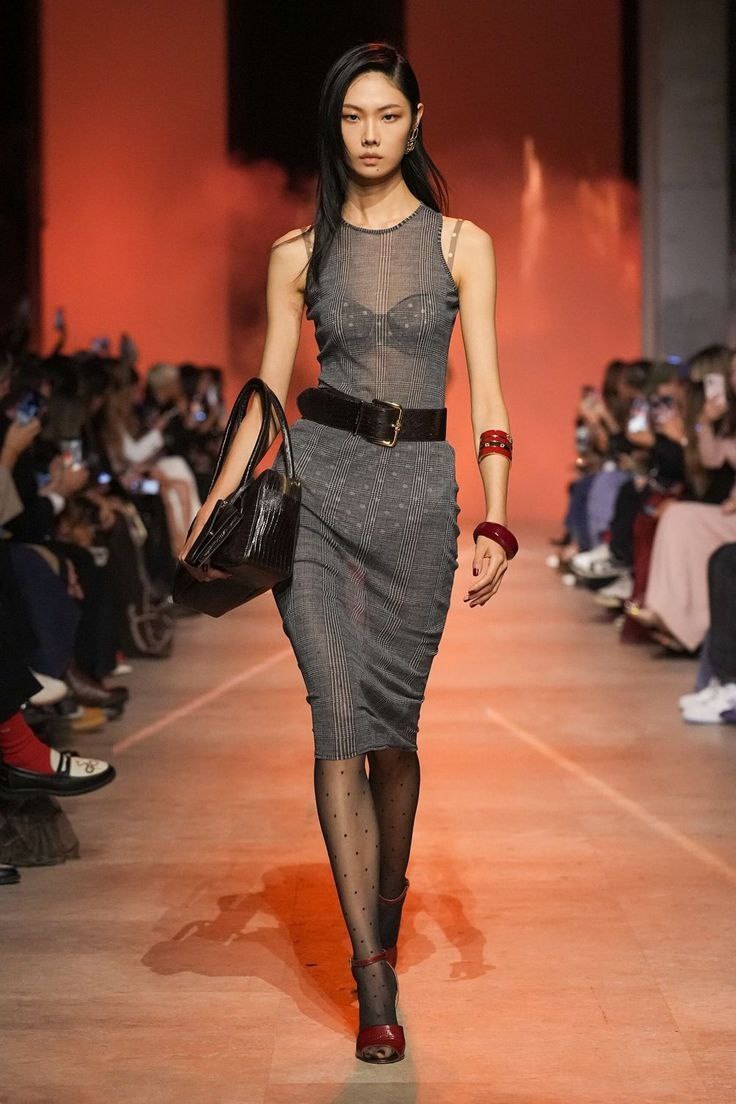 Сколько цветов использовано в этом образе с показа на на грядущий тёплый сезон? Гармонично и стильно ли это смотрится? Посчитайте, проанализируйте для себя. Именно такие аутфиты с таким количеством оттенков будут наиболее актуальны для повседневных выходов весной