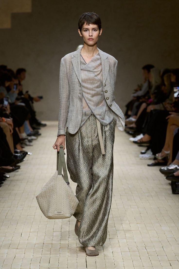 Использованы настолько спокойные и приглушённые цвета, что образ выглядит скучновато. Но сегодня такое стильное решение в моде. А вам "заходит"?)