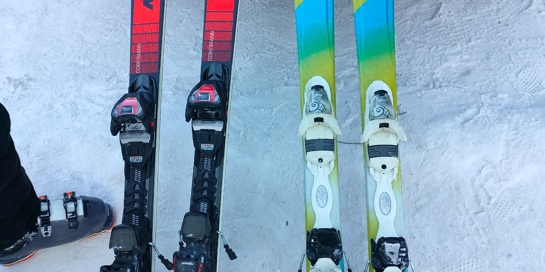 На горных лыжах катаюсь бесплатно. Снова подарки от Деда Мороза.