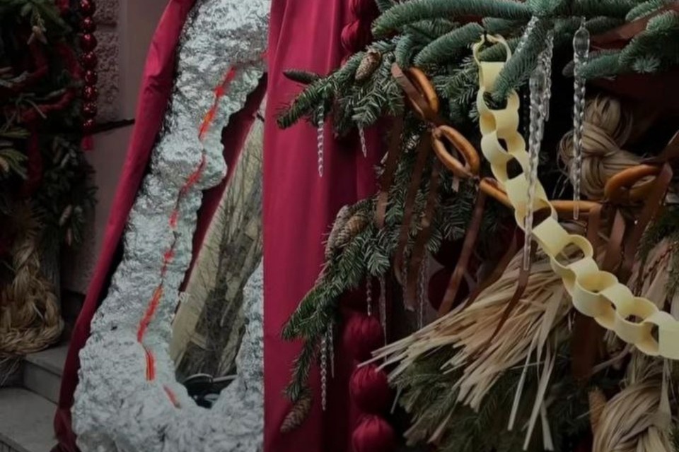    Автор обращения назвал использование хлебобулочных изделий в декоре «кощунством». Фото: august.flowers.spb