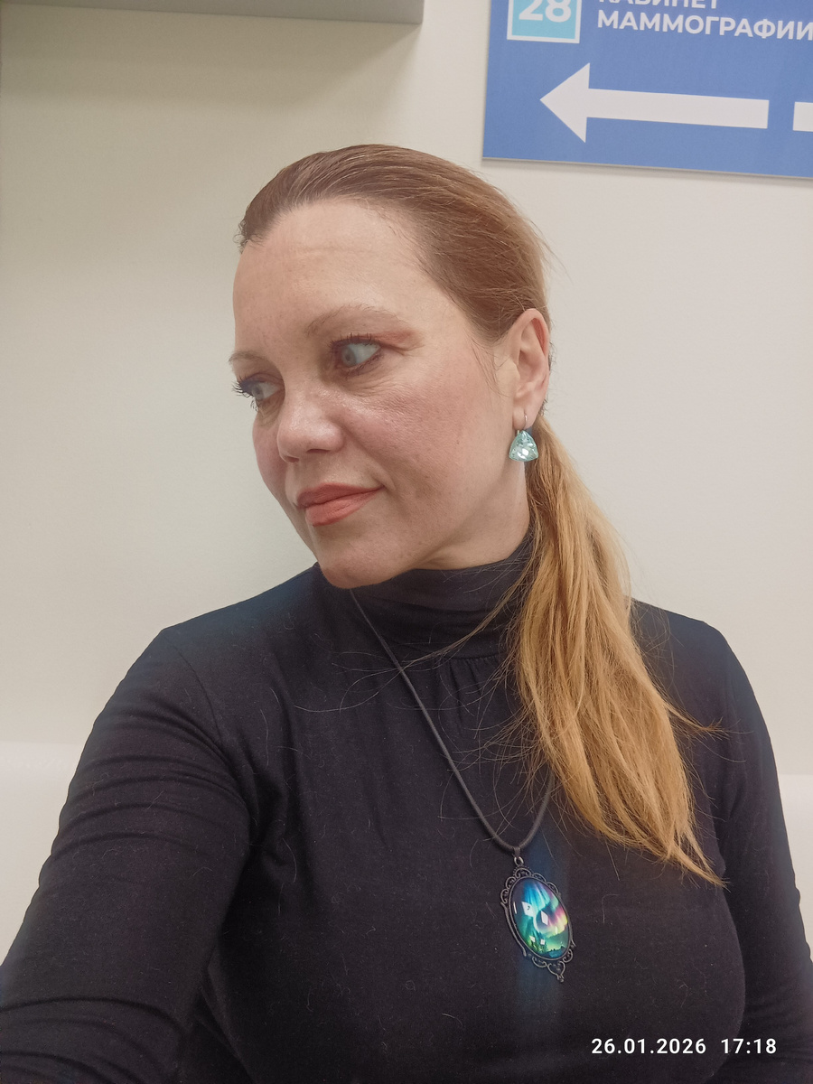 Если убрать источник света---я сразу старенькая. 😁Все нюансы возрастных изменений на лицо. 