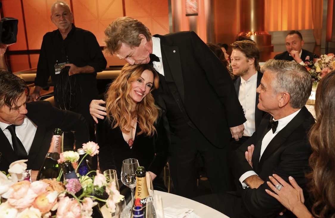 Мартин Шон целует Джулию Робертс, а Джордж Клуни завидует 