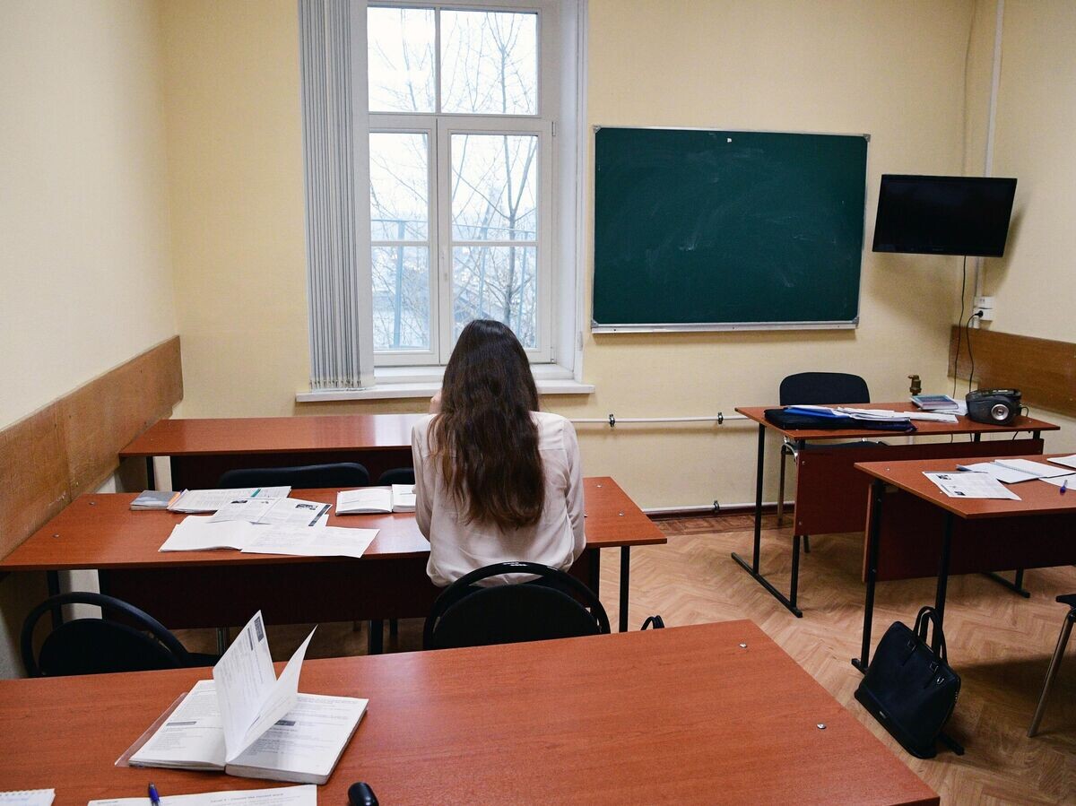    Девушка за партой в аудитории института | © РИА Новости / Алексей Майшев