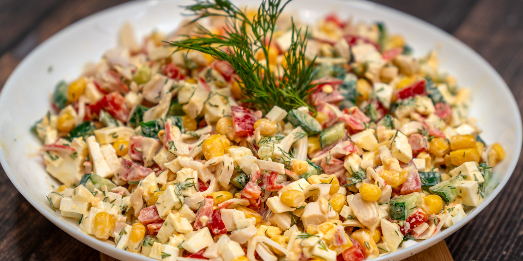 Крабовый салат с секретным ингредиентом. Яркий, сочный и по-прежнему очень вкусный!