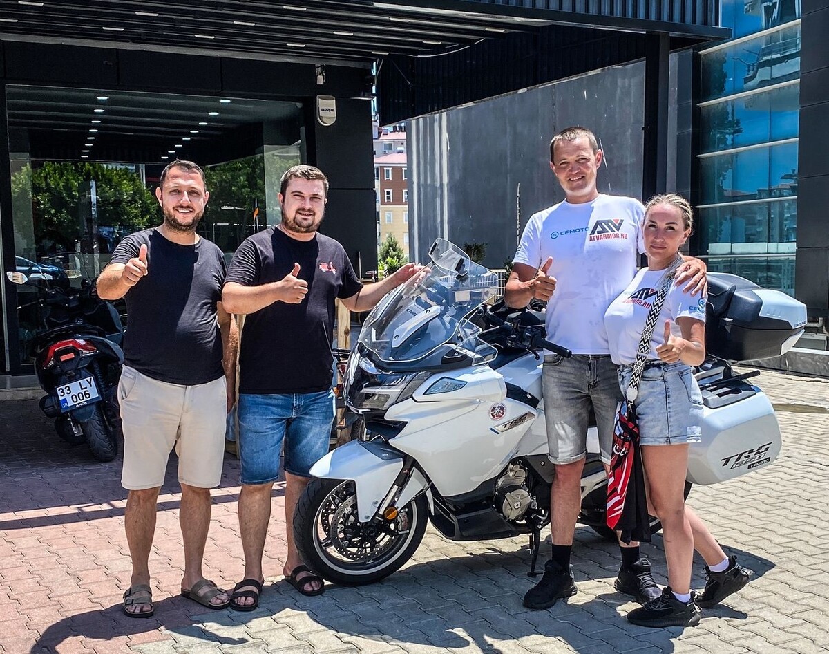 
О комфорте модели говорят реальные примеры. На фото — Василий Королев со своей спутницей, в поездке от Москвы до Кипра они проезжали до 1500 километров за день