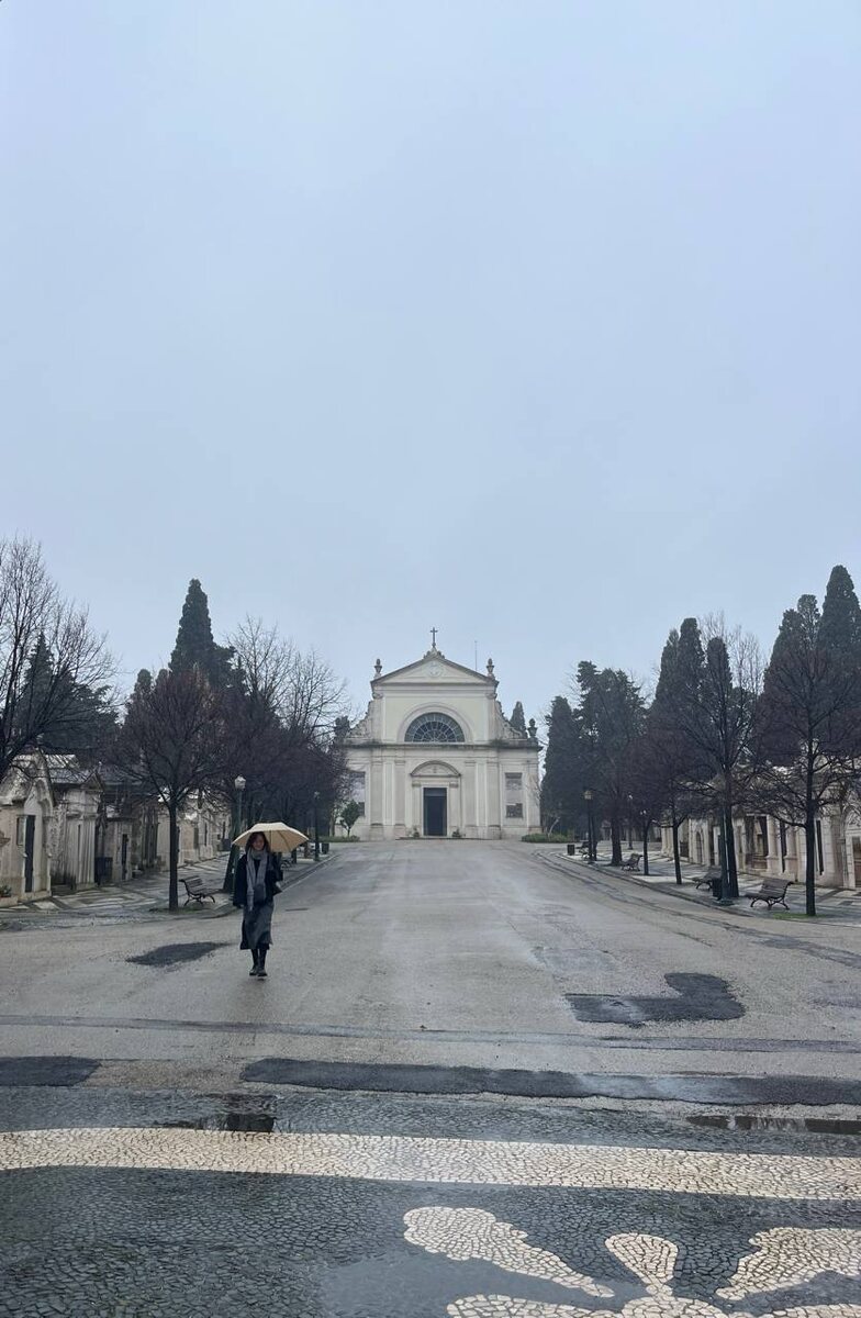 Я. Смотрюсь тут очень гармонично! Позади меня - кладбищенская часовня