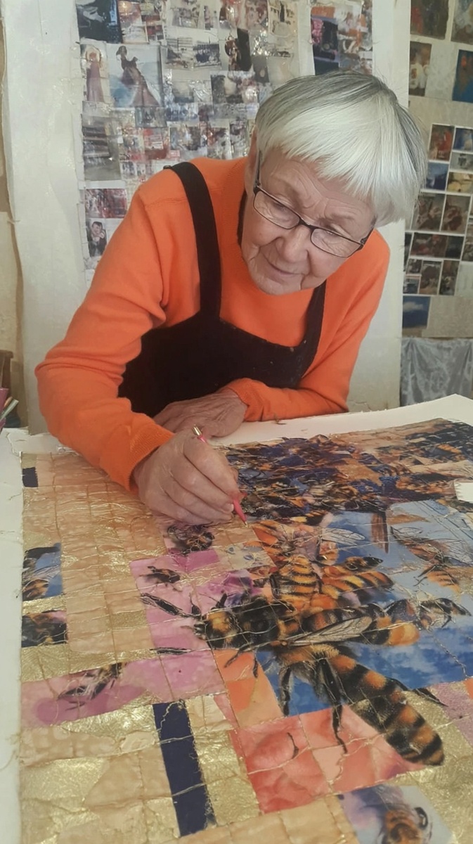    Тропинка к Белухе, где ветер гонит облака, а пчёлы бдят у цветков. President5621