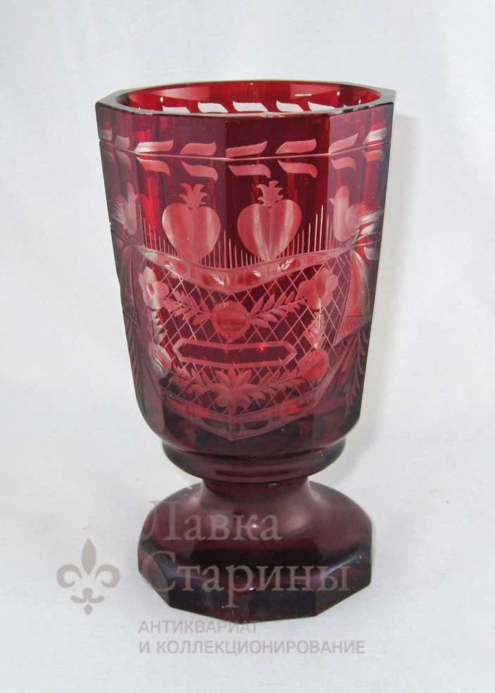 Бокал с изображением птиц, двухслойное рубиновое стекло, гравировка, Европа, 19 в. Фото с нашего сайта dvaveka.ru 