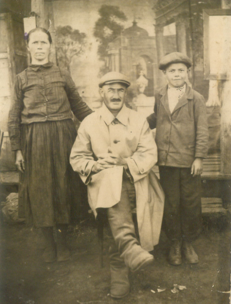 На фото: В центре Иван Васильевич Огнёв (1889 г., Кана-Никольск – 27 декабря 1937 г., Зилаир), слева его жена Любовь Огнёва, справа – сын Алексей (30 марта 1919 г. – 20 сентября 1988 г.). Здесь и далее фото из семейного архива Огнёвых