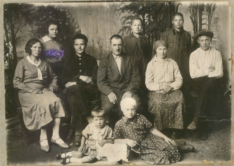 На фото: Семья Огнёвых в 30-е годы. Средний ряд (слева направо): невестка Лидия Петровна, её муж Григорий Огнёв (сын), Иван Васильевич Огнёв (отец), Любовь Огнёва (мать), Алексей Огнёв (сын). Верхний ряд (слева направо): дети – Мария Огнёва, Михаил Огнёв, Фёдор Огнёв (оба брата погибли на Великой Отечественной войне). Нижний ряд (слева направо): Рита, дочь Григория и Лидии, Елизавета Огнёва (дочь).