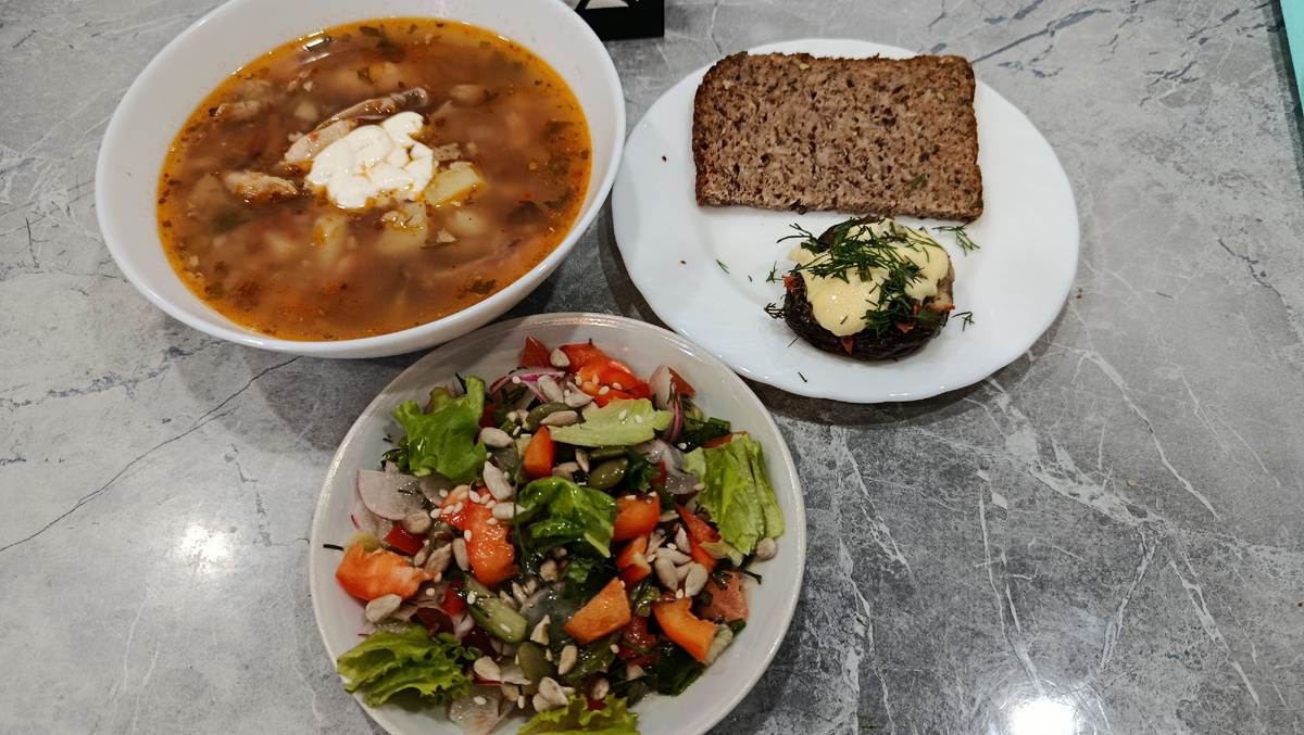 Ещё один вариант моего обеда, разрешенный мне моим глюкометром.