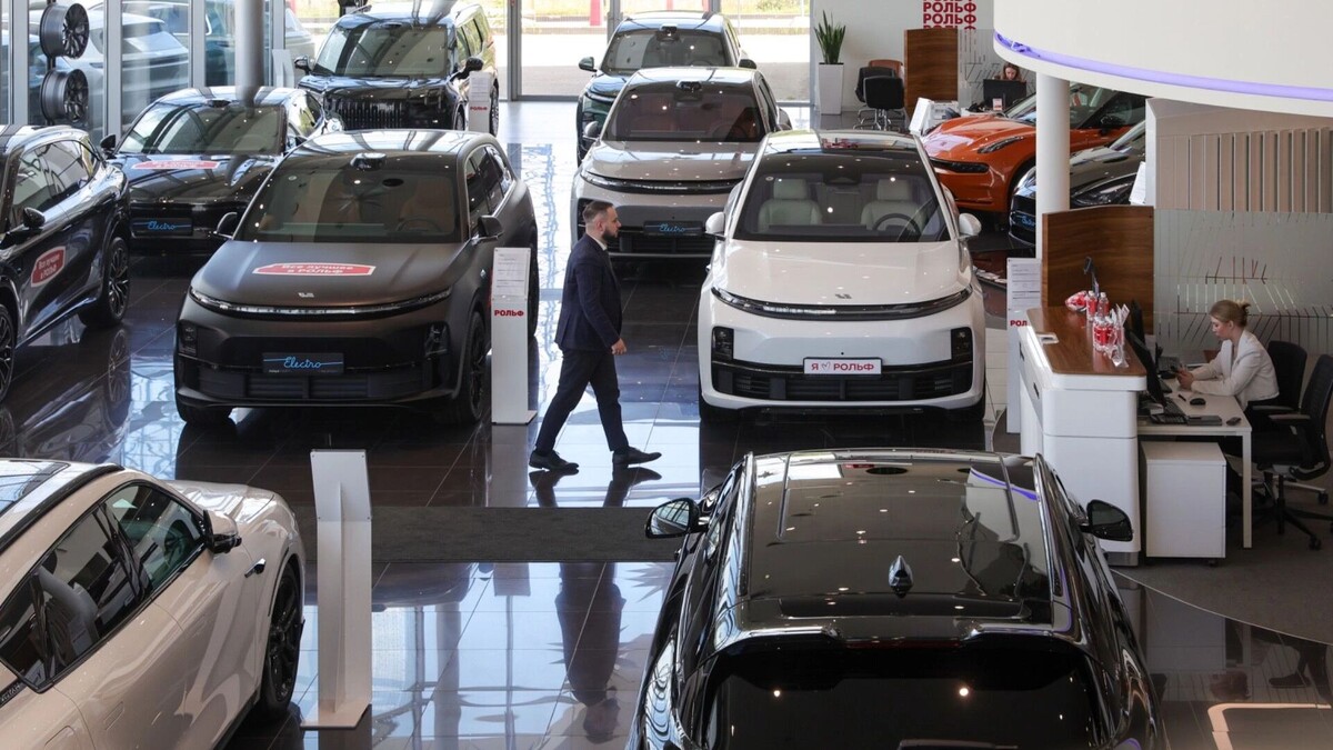 Новогодних распродаж в автосалонах России не было. Фото: Наталья Шатохина / ТАСС