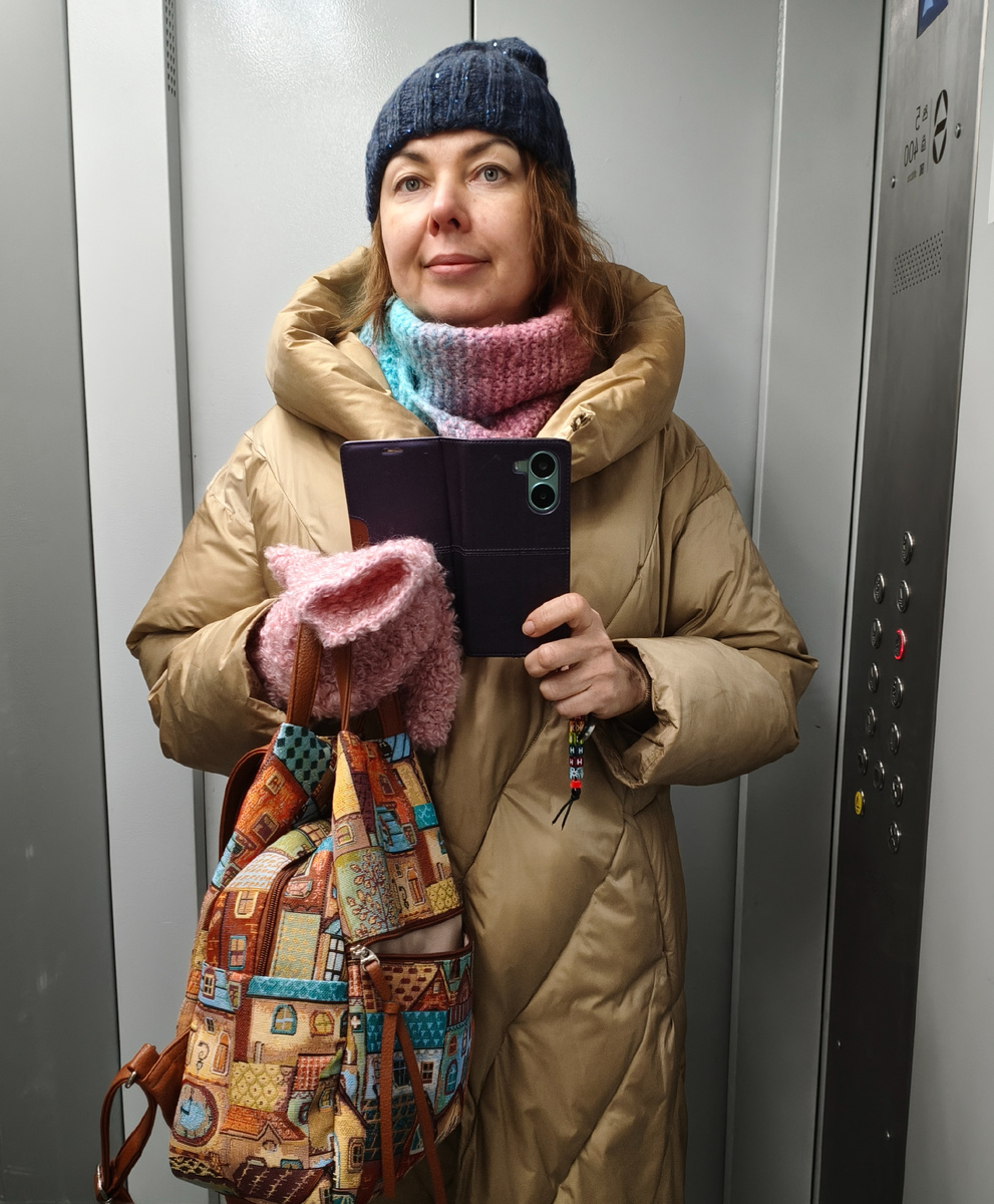 Это другая шапка, на другом человеке, а заодно и шарф с варежками.