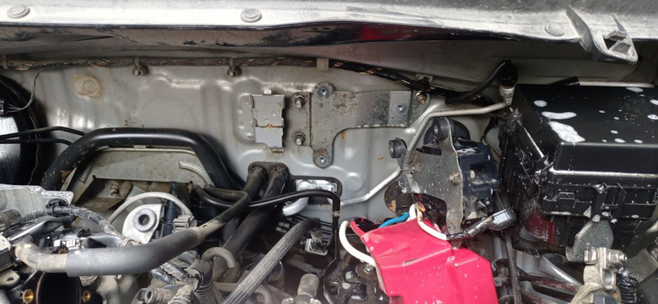 Трубки кондиционера, которые входят в салон