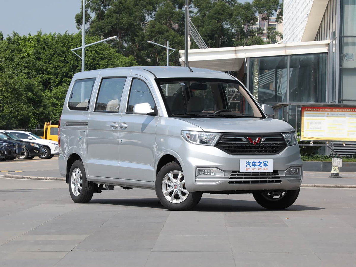 Wuling Hongguang V – донор новинки, выпускается с 2021 года