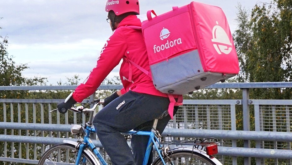    Курьер службы доставки еды Foodora. Автор фото: Tiia Monto/commons.wikimedia.org