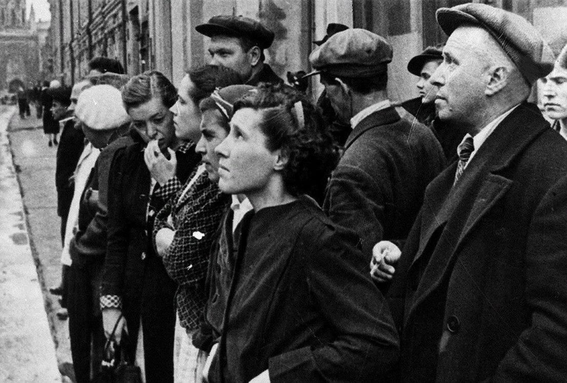 Рис. 1. Советские граждане узнают, что началась война. Фотография взята из открытых источников.