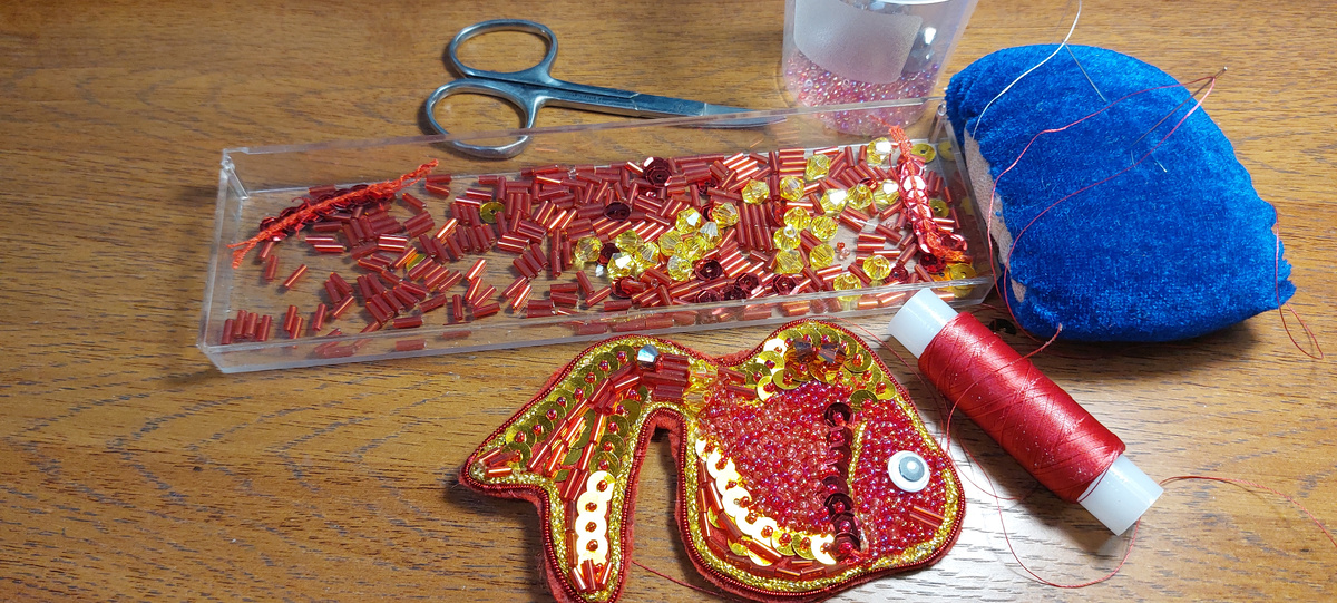 Кстати, серьезных брошечек, для взрослых дам все-таки не так уж много. Они всё больше на какой-то веселый праздник подходят, дату, или как красивый сувенир. 