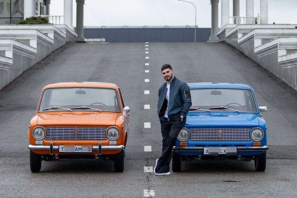    «Чеченский халк» Асхаб Тамаев решил сменить элитные иномарки на отечественный автопром. Фото: соцсети Асхаба Тамева