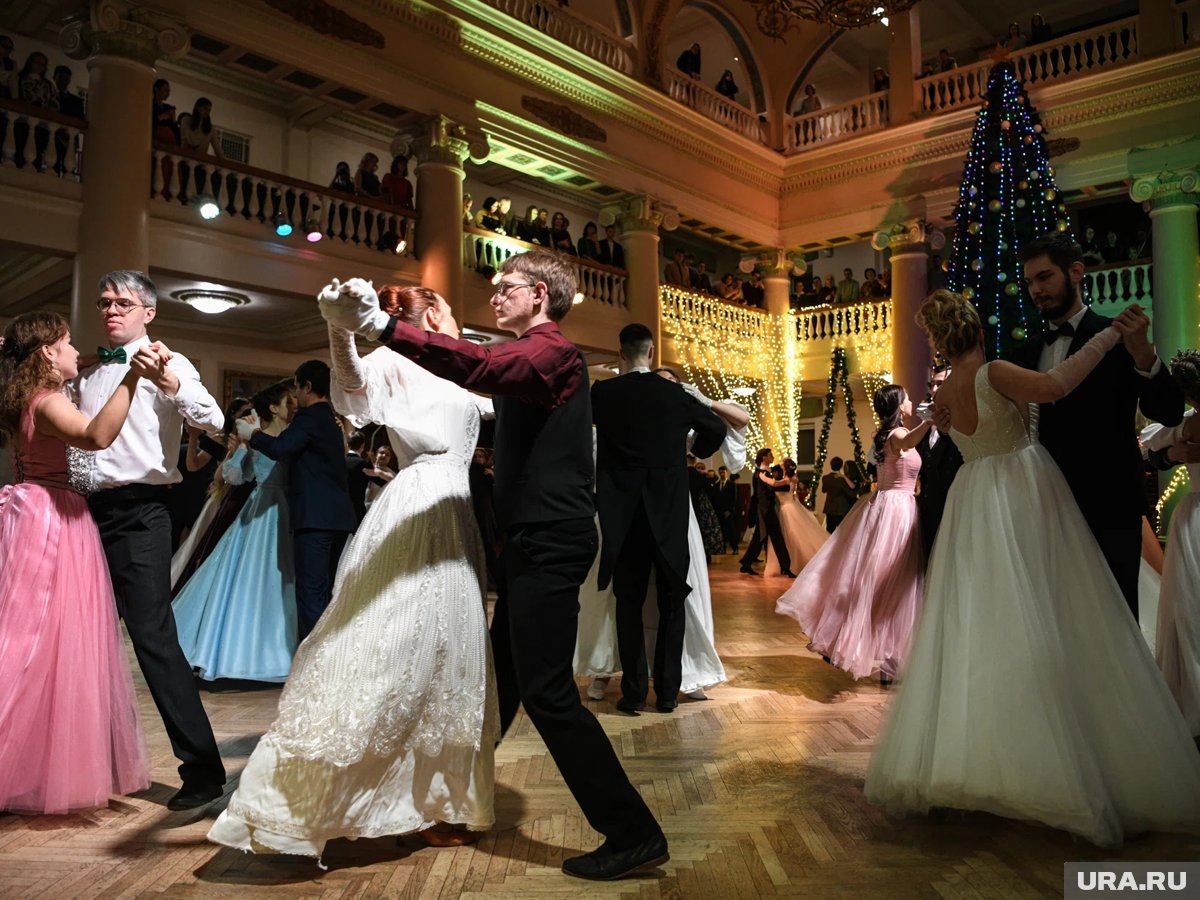     Челябинцев зовут на зимний бал