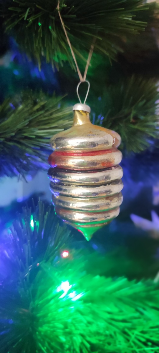 Не знаю как назвать данную фигуру. Краска совсем стёрлась. Кажется, она была двухцветной. 