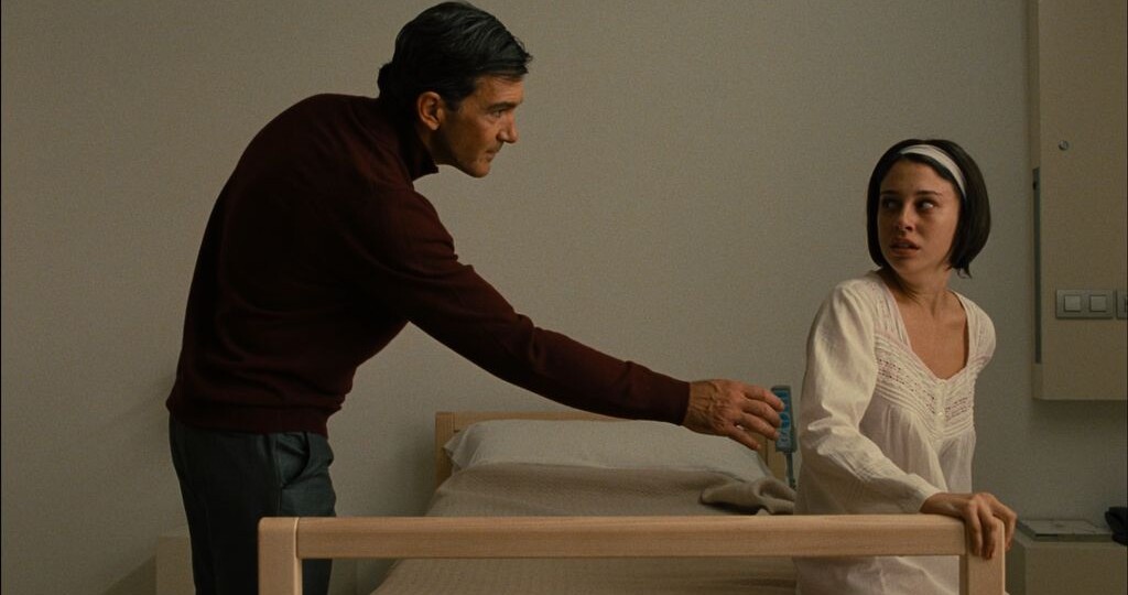 Страшный испанский фильм «Кожа, в которой я живу», в который умудрился попасть Бандерас