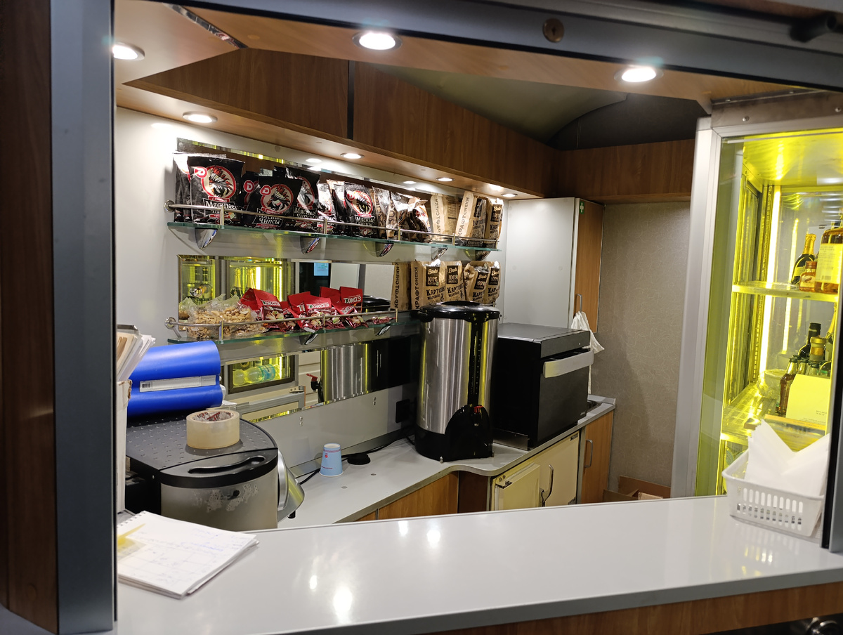 Вот такая вот открытая зона. Из оборудования - чайник да печка для разогрева.