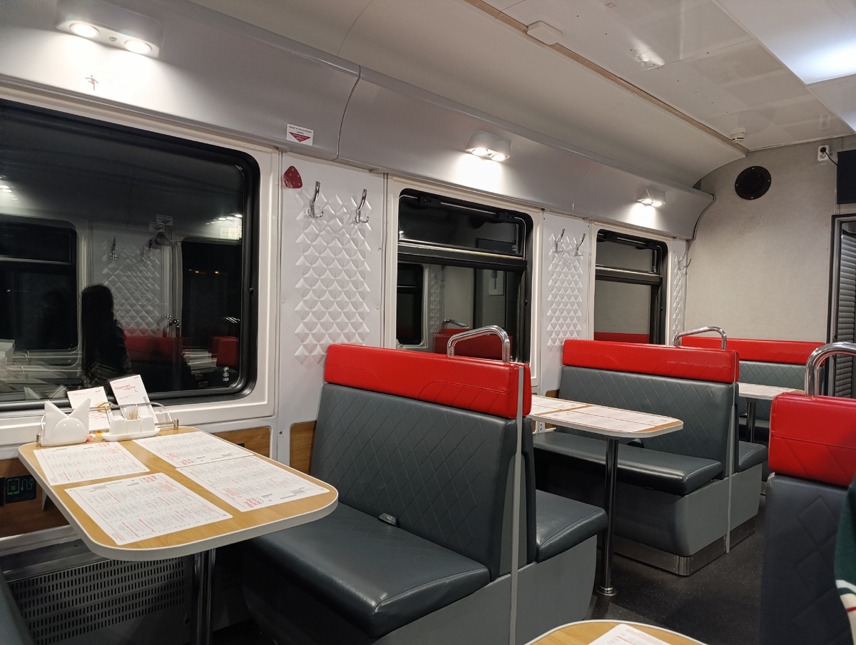 Цветовая гамма приятная. И как будто бы света тут больше, чем в вагоне-ресторане.