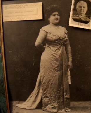 Рафаэль Нисанович Ходжабеков рассказывает об истории своего родаСемейные предания Рафаэль Нисанович узнал от своей бабушки, Яффы Исааковны. На фото – Яффа Исааковна в молодости