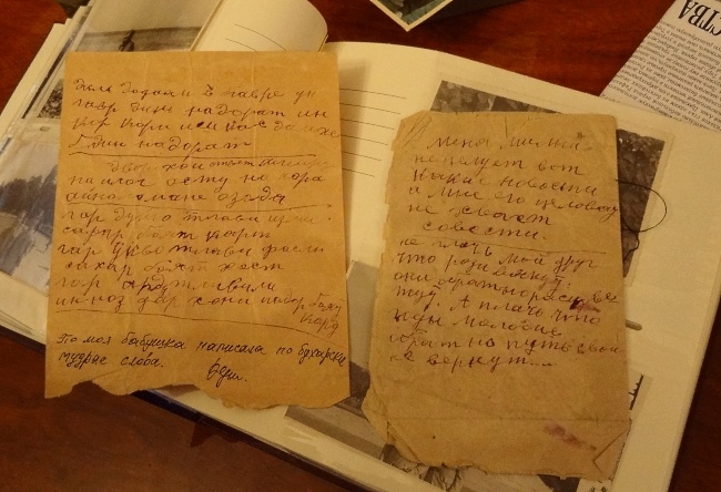 В семье бережно хранится записка Яффы Исааковны на русском и бухарском