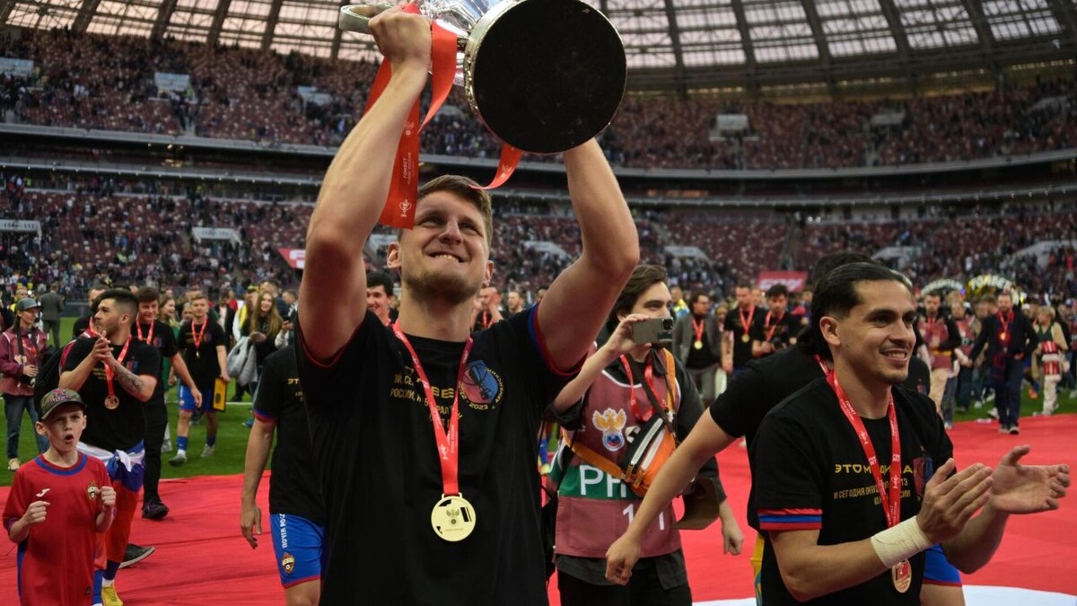 Ну что, вот считай и случилось то, чего все ждали, кто-то, с переживаниями от ухода ключевого защитника, да и просто, согласитесь, нашего парня, по духх, по характеру, по всему, кто-то с предвкушением, от долгожданного трансфера забивного нападающего, но это надо будет ещё посмотреть, забивного ли - обмен Игоря Дивеева на Лусиано Гонду. Осталось только дождаться официального объявления Лусиано от нашего клуба.В первую очередь хочется сказать огромное спасибо Игорю, за 6 лет в команде, 6 лет - проведённых очень достойно, и с честно, я не побоюсь этого слова! Лично для меня, Игорь был, да и останется, как свой парень, прям, что называется, доску!  Я воспринял Дивея, как воспитанника ЦСКА. И, конечно, во время очных матчей с «Зенитом», я его освистывать и предъявлять какие-то претензии, не буду, что призываю не делать и каждого из вас. К Игорю вобще вопросов нет и быть не может! Всё таки не каждый проведёт 6 лет, и 203 матча, в одной команде, играя важную роль в завоеваний трофеев, которых у Игоря накопилось 3 - (2 Кубка и 1 Суперкубок России э!). Игорь ещё и забил с десяток голосов, 6 из которых,  в одном сезоне!Потерял такого лидера, это всегда грустно  и непросто для болельщиков,но не в коем случае не смертельно.Спасибо за всё, Игорь!❤️💙  Удачи в «Зените».#трансферы #обывших #ЦВБП @Konivuprazke