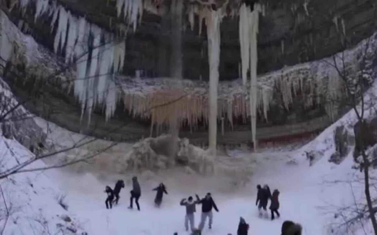    В Эстонии на туристов обрушился ледяной водопад