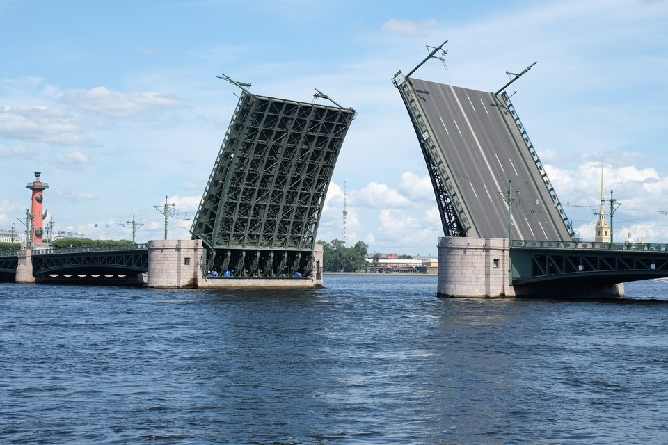    В Петербурге 24 моста отметят свои юбилеи. Артем КИЛЬКИН