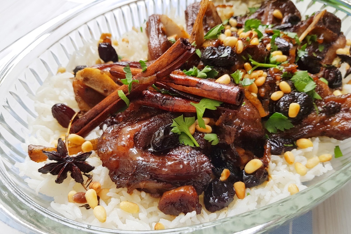 Добавлять в блюда можно и цельные палочки — лучше всего они раскроются при запекании