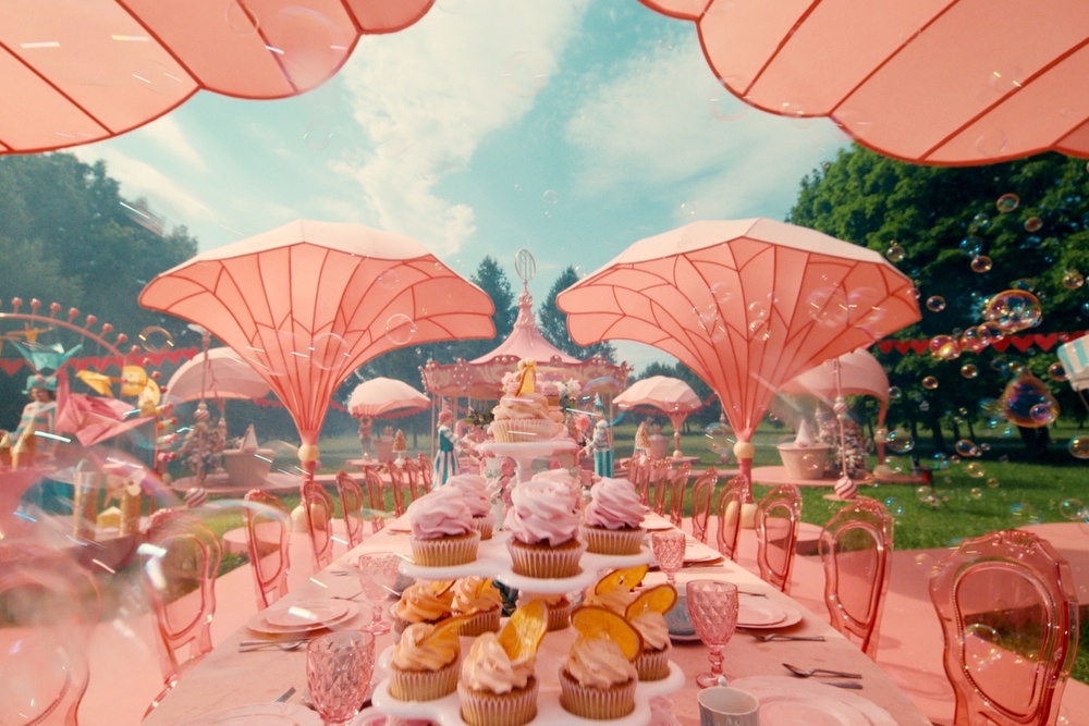    Предоставлено Yellow, Black and White