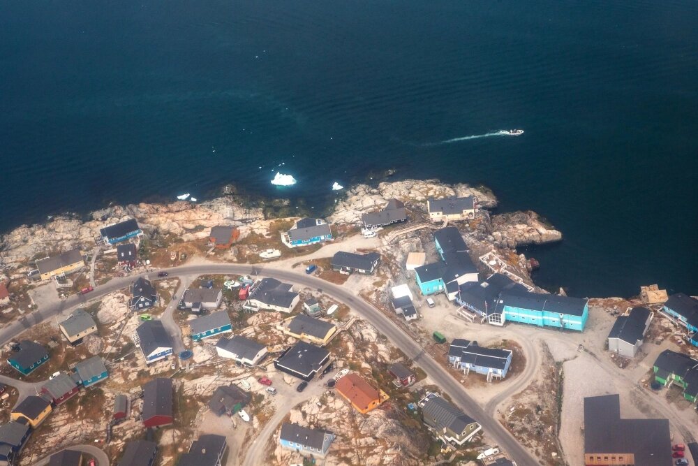    Дома местных жителей города на острове Гренландия. Фото: РИА Новости/ Илья Тимин