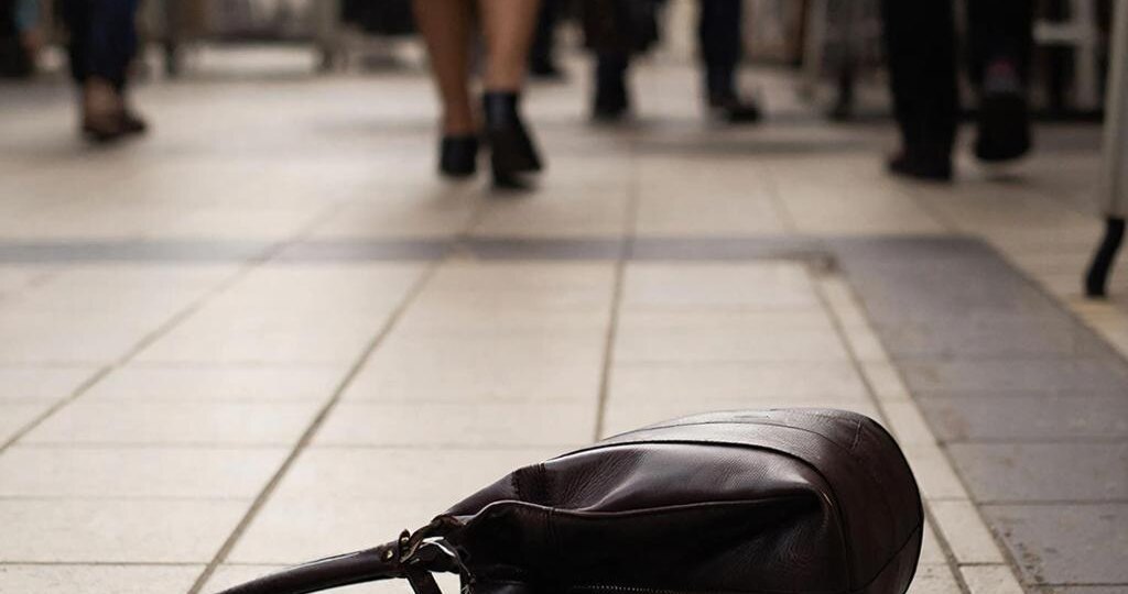 Почему нельзя ставить сумки на пол (даже если сумка очень тяжелая)