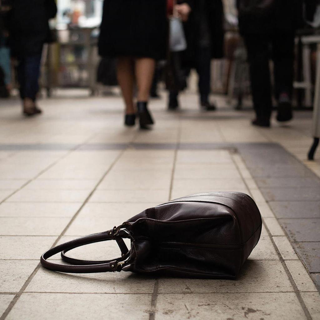 Пол — это зона самой низкой энергии. Ставя туда сумку, вы "заземляете" свои доходы.