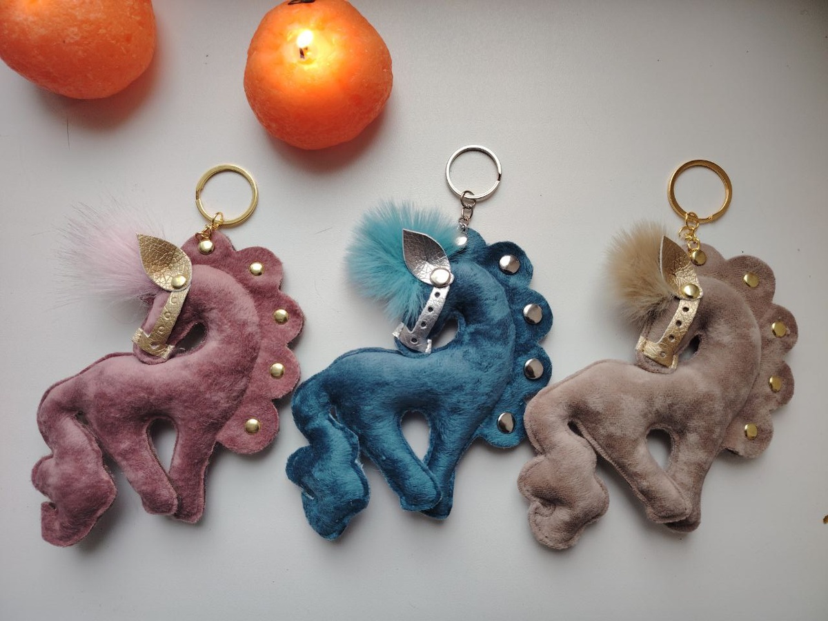 классные велюровые лошадки