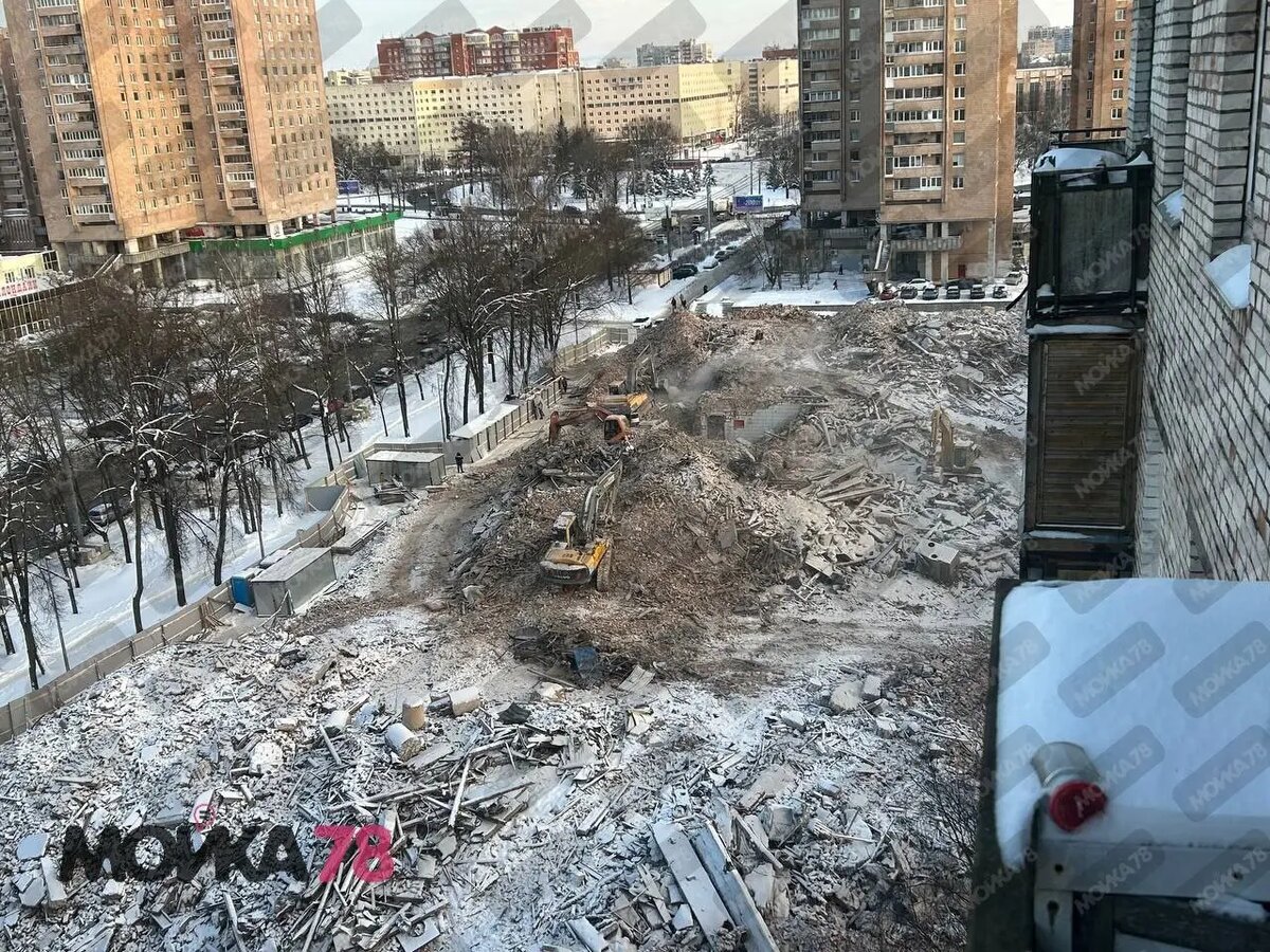   Обстановка 12 января на месте демонтажа здания ВНИИБ. Фото: Мойка78
