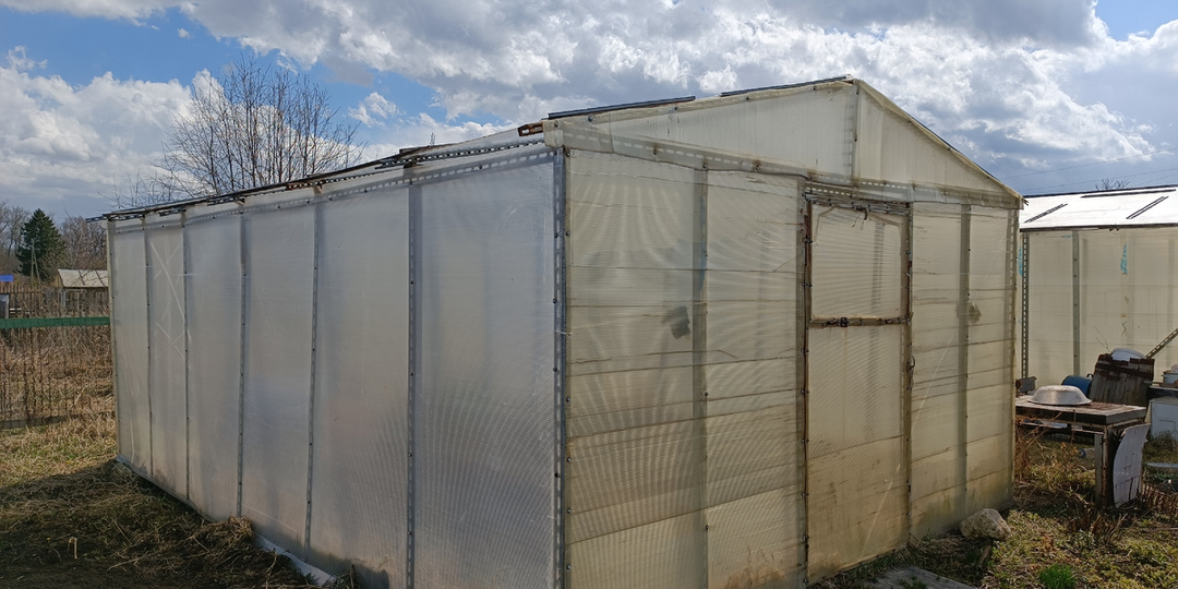 Заблуждение под сотовым куполом: почему поликарбонат — это компромисс, а не панацея