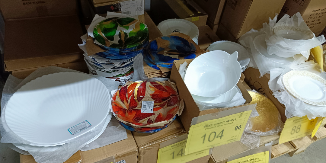 В «Светофоре» вся посуда выставлена на обозрение. Подходи и выбирай, что нравится.