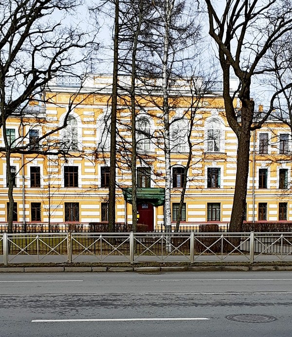 Здание мужской гимназии на Санкт-Петербургском проспекте /фото из личного архива, 2020/ 
