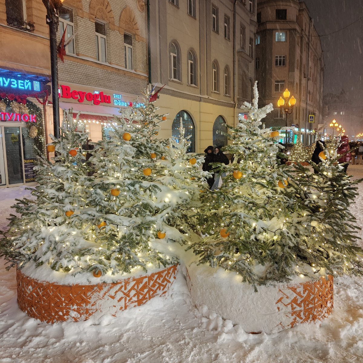 Моя прогулка по мандариновому Арбату в первый день снегопада Фрэнсис (фото автора) 