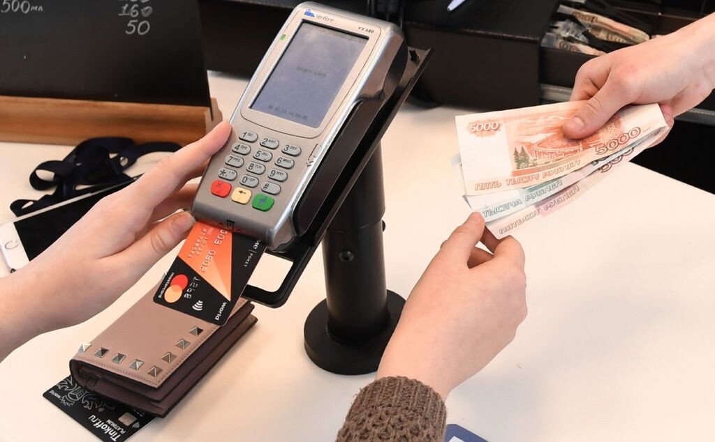 Почему магазины всё чаще отказываются принимать оплату наличными?