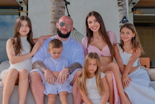    Оксана Самойлова и Джиган с детьми. Фото: социальные сети